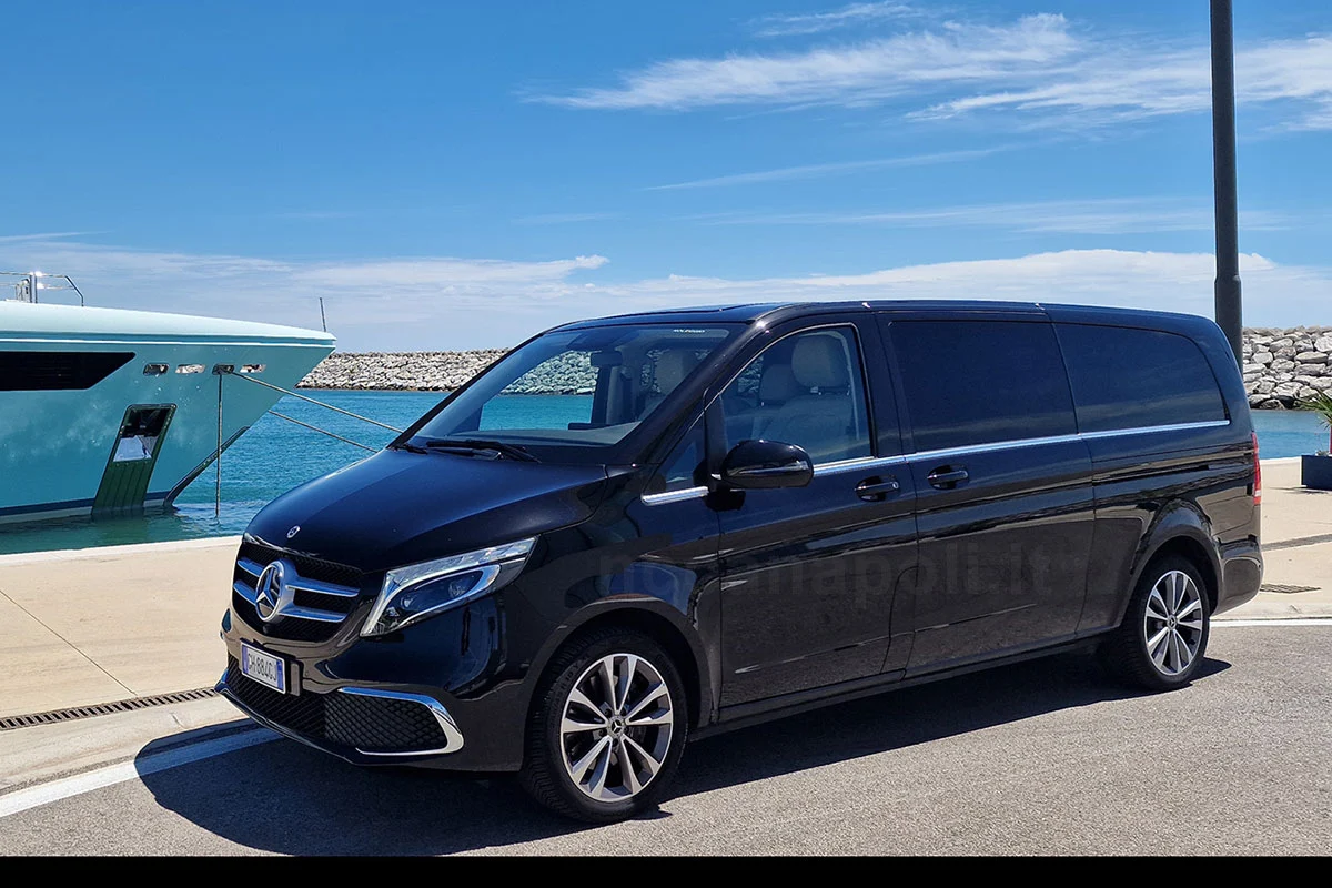Esterno minivan Mercedes Classe V per servizio NCC